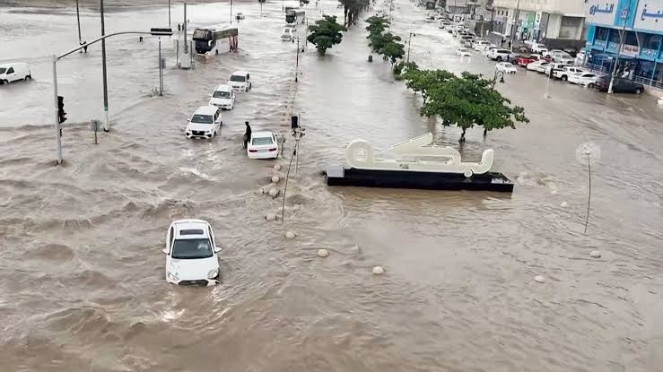 هطول سيول وأمطار رعدية فى مكة