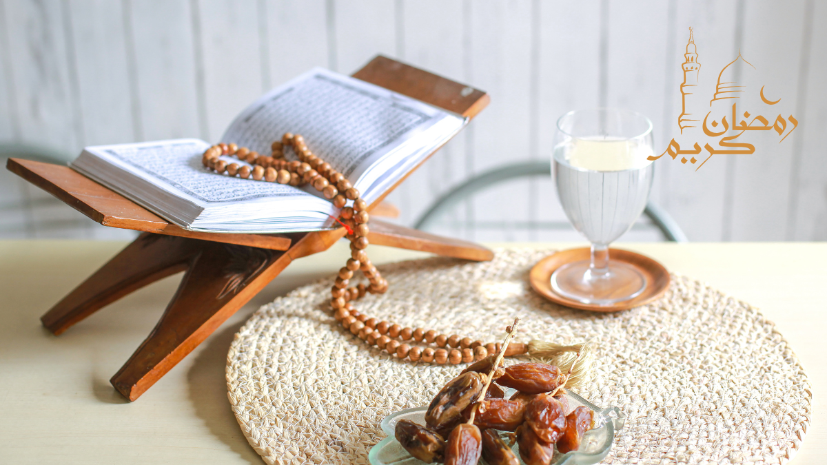 رمضان مبارك وخلفية رمضانية مع القرآن الكريم والتمر