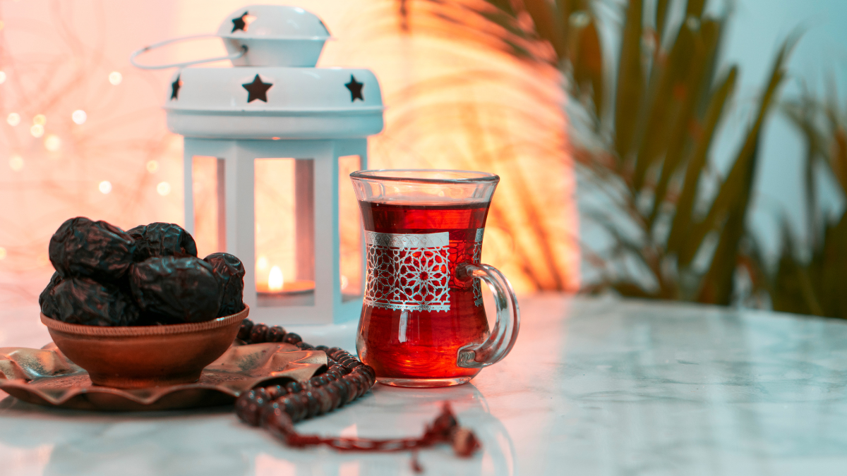 خلفية رمضانية مميزة وفانوس رمضان باللون الأبيض وتمر ومشروب