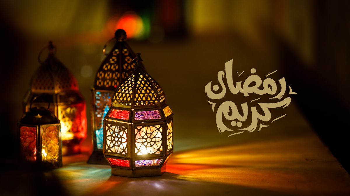 خلفية رمضان كريم وفوانيس مضيئة بألوان متنوعة وخلفية داكنة