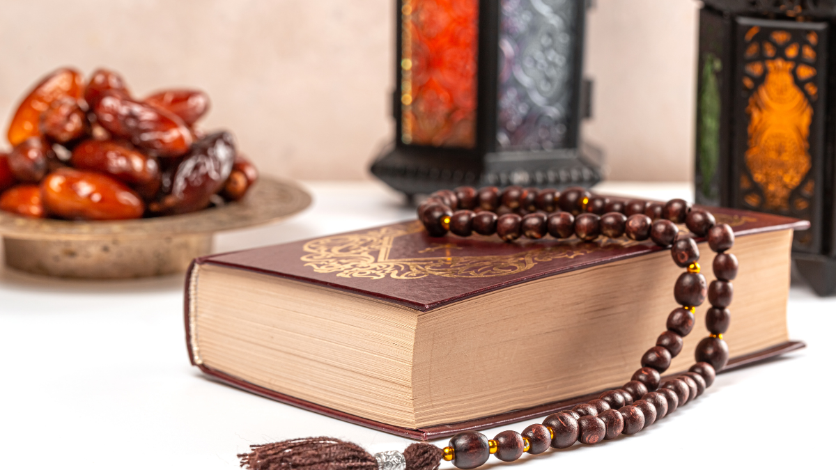 خلفية الفوانيس والتمر والمصحف الشريف في تصميم خلفيات رمضان المبارك