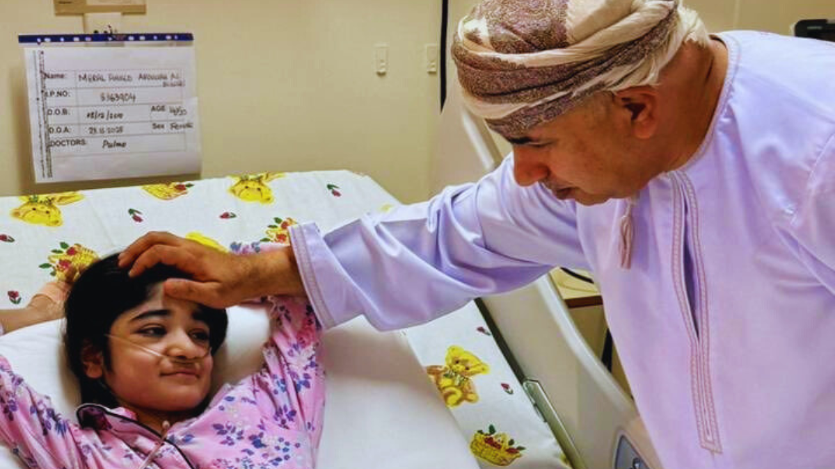 سبب وفاة الطفلة العمانية ميرال: طفلة على سرير في المشفى ورجل عماني يضع يده على رأسها